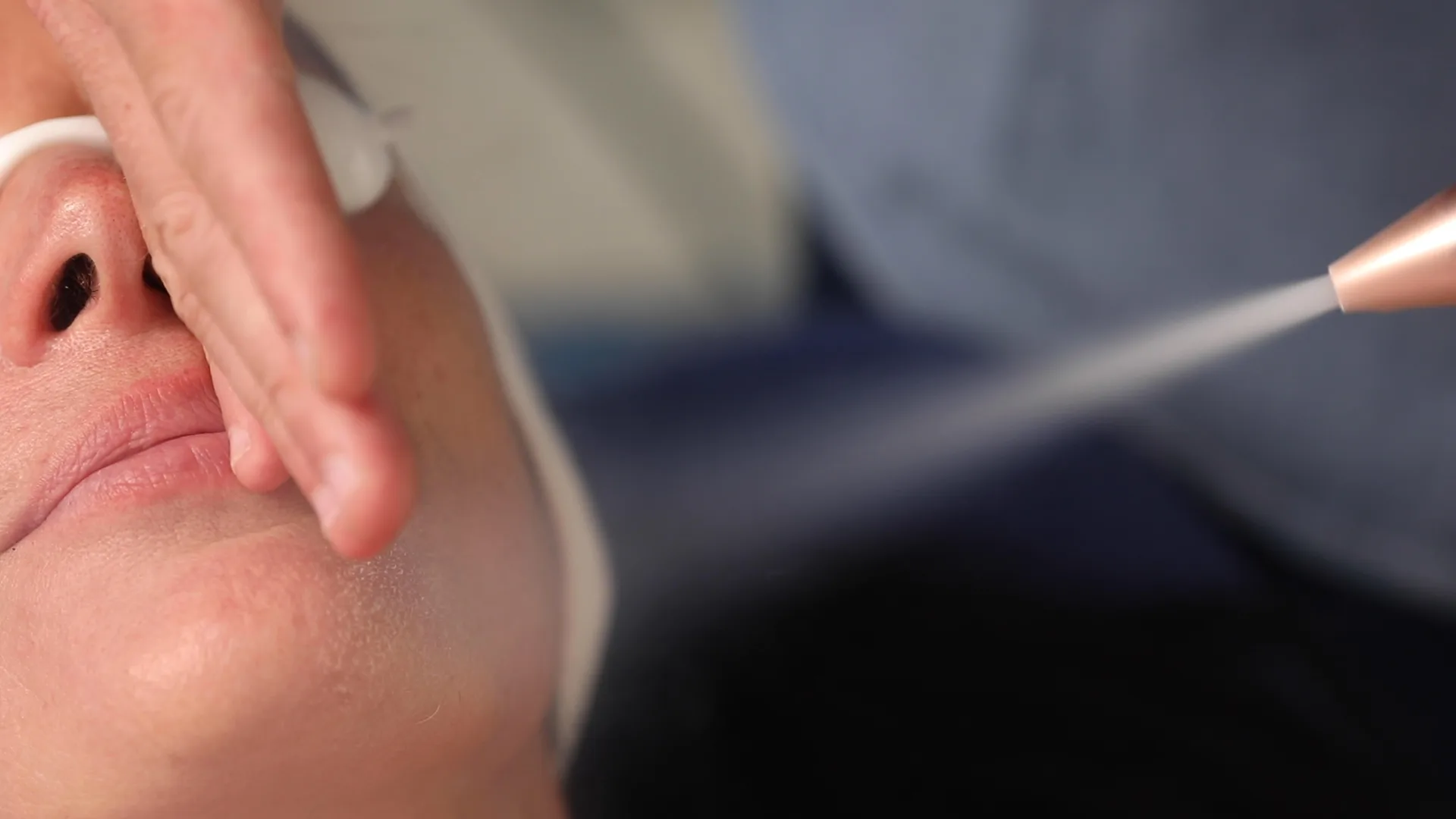 Passage du jet de froid sur le visage pendant une séance de Cryoface au centre Cryopôle