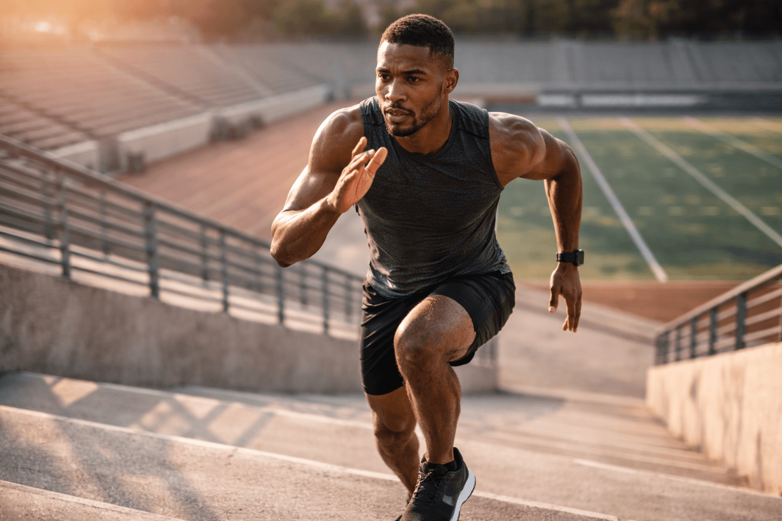 Sportif en effort sur une piste d'athlétisme